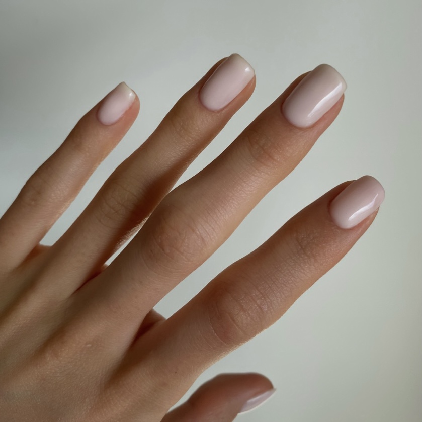 Nude nagels op een open hand